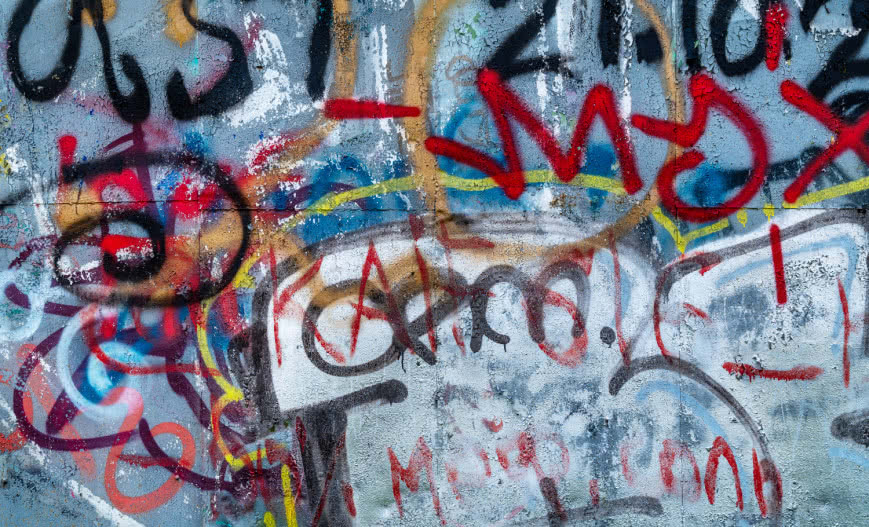 Czysta elewacja na lata! Jak działają farby samoczyszczące i powłoki antygraffiti?