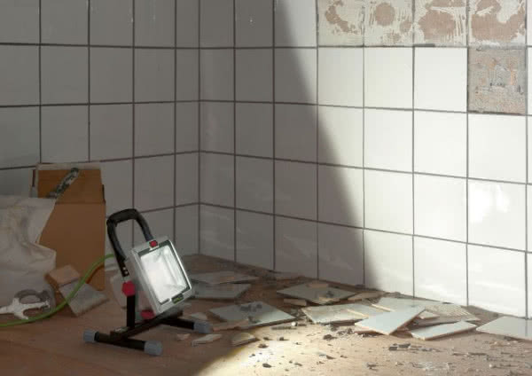 Lampa robocza SKIL model 0320  - oszczędne i ekologiczne oświetlenie podczas remontu