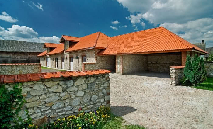 Ile kosztuje wymiana pokrycia dachowego w stajniach?